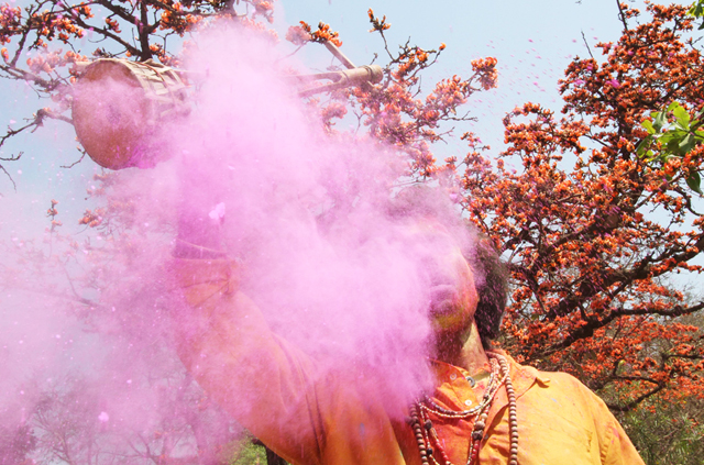 আবিরে বসন্ত জাগে