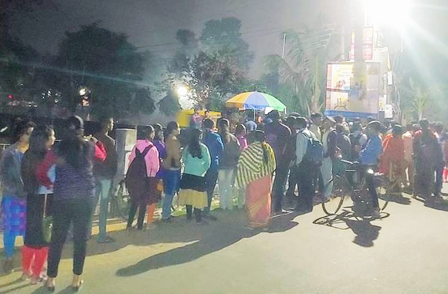 ফুচকা খেতে দুঘণ্টা লাইন, কারণ জানলে অবাক হবেন