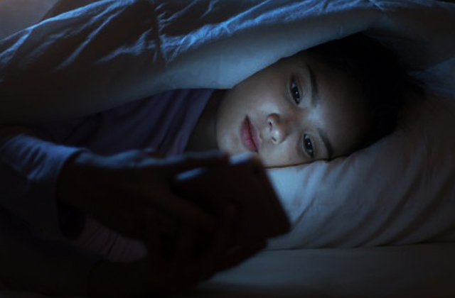 লকডাউনে রাত জেগে ওয়েব সিরিজ? ফল হচ্ছে মারাত্মক