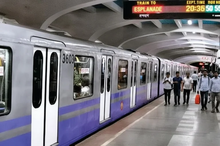 ১৫ বছর পর রিটার্ন টিকিট ফিরলো কলকাতা মেট্রোতে | জানুন, কবে থেকে পাবেন এই সুবিধা Kolkata Metro return ticket service showcased as a metro train stands at a busy underground station with passengers boarding and exiting.