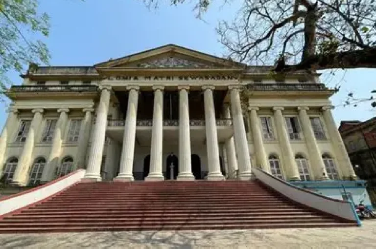 ২০০ বছরের পুরনো রাজকীয় ‘নাচঘর’ আজ অত্যাধুনিক আইসিইউ! কলকাতার বুকে ইতিহাস ছুঁয়ে তৈরি হল হাসপাতাল Charnock Lohia Hospital blending a 200-year-old Greco-Roman heritage building with a modern ICU setup in Kolkata.