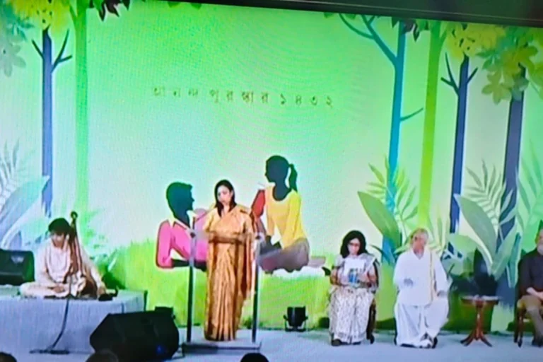 Parimal Bhattacharya receiving Anand Puraskar for Satgar Hawa Tatira novel