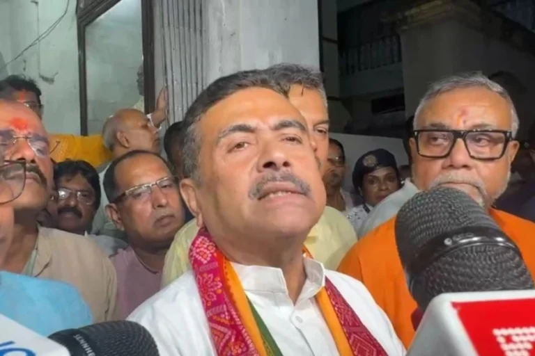 রাজ্যের দায়িত্ব কাঁধে, তবু মায়ের হাতের রান্নাতেই তৃপ্তি! মাতৃ দিবসে কী খেলেন মুখ্যমন্ত্রী Subhendu Adhikari Mother’s Day Meal: Subhendu Adhikari having Mother’s Day meal cooked by his mother Gayatri Devi