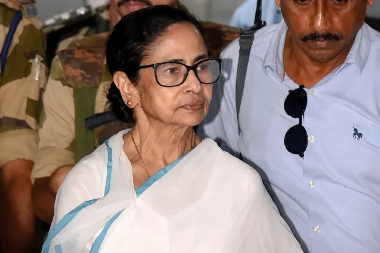 মমতাকে কেন সরানো হলো? প্রতিষ্ঠাতাকেই বাদ? মমতা বন্দ্যোপাধ্যায়কে নিয়ে নতুন তৃণমূলের সিদ্ধান্তে তুমুল বিতর্ক New Trinamool Committee chairman Arup Roy announced as Mamata Banerjee excluded from new committee
