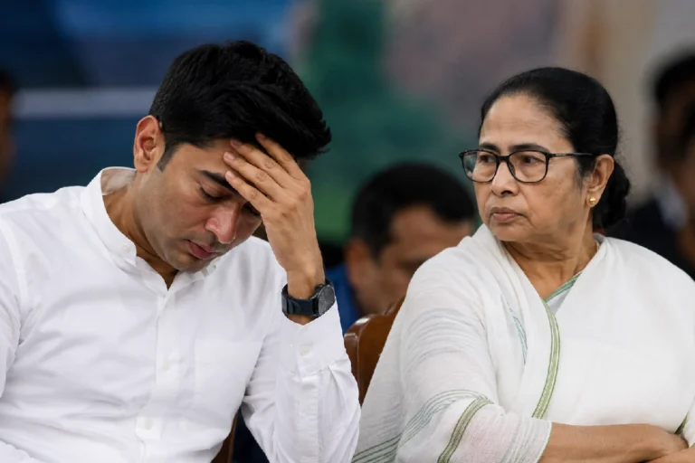 ঘরে-বাইরে বিপদে অভিষেক? অভিষেকের পাশে কি আর নেই মমতা? তৃণমূলে নতুন সমীকরণের ইঙ্গিত Abhishek Banerjee Political Influence highlighted through a symbolic political meeting as Trinamool Congress reshuffles its organizational leadership under Mamata Banerjee.
