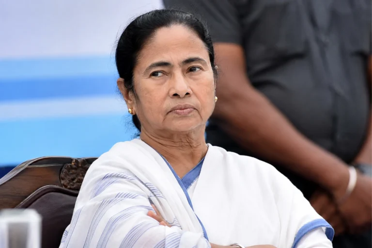 নিজের বাড়িতেই কি নিরাপদ নন মমতা? রাজ্যের মন্ত্রীর বিস্ফোরক মন্তব্যে বাড়ল জল্পনা, এর নেপথ্যে কী কারণ? Mamata Banerjee Security controversy as Mamata Banerjee discusses changes in her security personnel amid political debate in West Bengal.