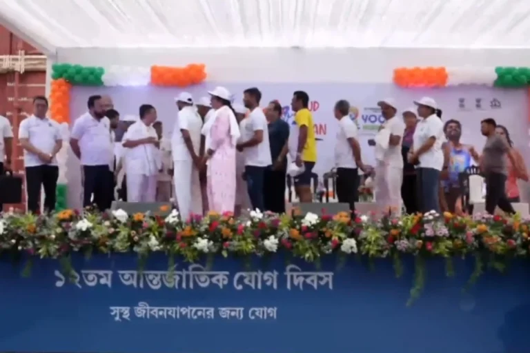 তিন দিনে জমজমাট আয়োজন! যোগ দিবসে কলকাতায় কী কী চমক থাকছে? আয়োজনের সব খুঁটিনাটি জানুন International Yoga Day Kolkata 2026 event featuring Prime Minister Narendra Modi performing yoga at Red Road with a large public gathering, drone show, and health awareness activities.