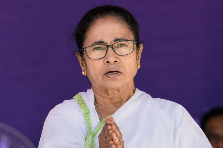 দিদির সবচেয়ে বিশ্বাসের মানুষরাই কেন ছাড়ছেন সঙ্গ? সামনে এল চাঞ্চল্যকর দাবি Mamata Banerjee Political Crisis as senior party leaders leave the camp, highlighting growing political turmoil in West Bengal.