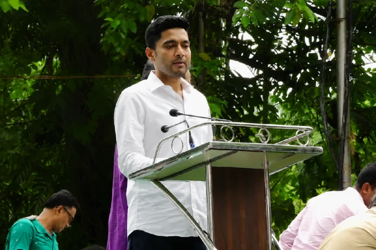 ‘দশ ওয়াটের বাল্ব ভাবছে হ্যালোজেন হয়ে গেছি!’ কেন ঋতব্রতকে এমন কটাক্ষ অভিষেকের? Abhishek Banerjee addressing supporters at Ekushey Mancha political rally