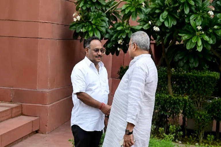সাসপেন্ড হওয়ার পরই বিজেপি সভাপতির সঙ্গে কল্যাণ, গোপন কথোপকথনের ছবি ঘিরে তুমুল জল্পনা Kalyan Banerjee Suspended after a meeting with Shamik Bhattacharya outside Parliament