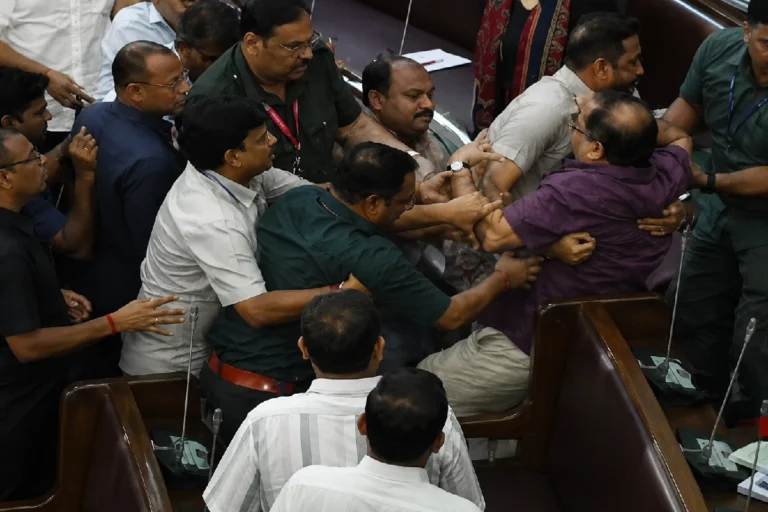 বিধানসভায় নজিরবিহীন কাণ্ড, কেন কুণাল ঘোষকে চ্যাংদোলা করে বাইরে নিয়ে যেতে হল? Kunal Ghosh Akhroz Zaman Clash in West Bengal Assembly as heated argument leads to chaos and Kunal Ghosh being removed from the House