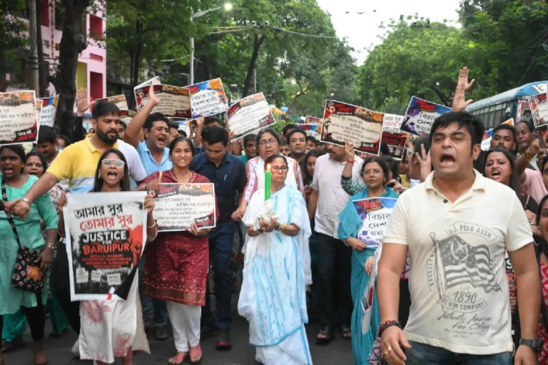 উস্কানিমূলক বা প্ররোচনামূলক মন্তব্যে নিষেধাজ্ঞা, মমতার মিছিল নিয়ে আর কী কী নির্দেশ দিল হাইকোর্ট? Mamata Banerjee Candle March with supporters after High Court permission during Baruipur case protest