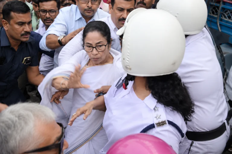 দিগভ্রান্ত মমতা? হাইকোর্টের অনুমতি না থাকলেও কালীঘাট তৃণমূলের মিছিল, পুলিশের সঙ্গে উত্তেজনা, কী বললেন? Mamata Banerjee Protest Against Police Action – West Bengal Chief Minister Mamata Banerjee addresses supporters during a protest over alleged police action against student solidarity demonstrators in Kolkata.