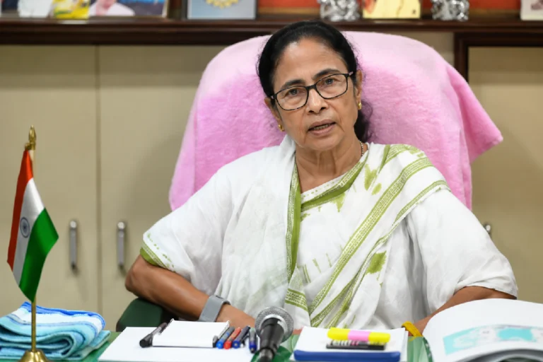 বিপাকে কালীঘাট! বেইমান বলেই আক্রমণ, কয়েক ঘণ্টার মধ্যেই ফিরে আসার ডাক! কেন সুর বদলালেন মমতা? Mamata Banerjee Appeals Rebel Leaders during a Trinamool Congress rally, urging party members to return and remain united amid the ongoing political crisis.