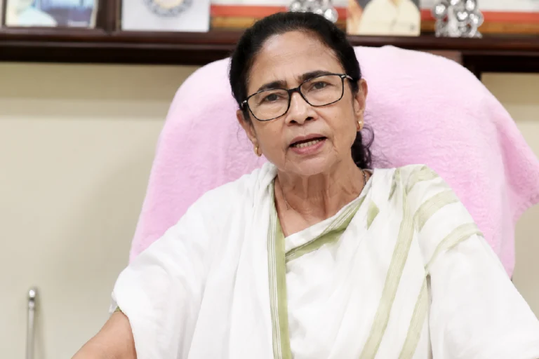 যাঁরা চলে গেছেন, তাঁরা যাক! বাঘের মতো লড়াই করছে অভিষেক, এ কী জানালেন মমতা? Mamata Banerjee speaks about Abhishek Banerjee during a political address amid growing debate over Trinamool Congress leadership.