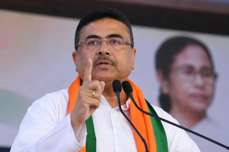‘তিন পুরুষ মনে রাখবে’! সাংবাদিক হেনস্থায় অভিযুক্তদের বিরুদ্ধে কী ব্যবস্থার কথা জানালেন মুখ্যমন্ত্রী? Journalists Attack Kolkata Protest showing journalists facing harassment during a protest in Kolkata