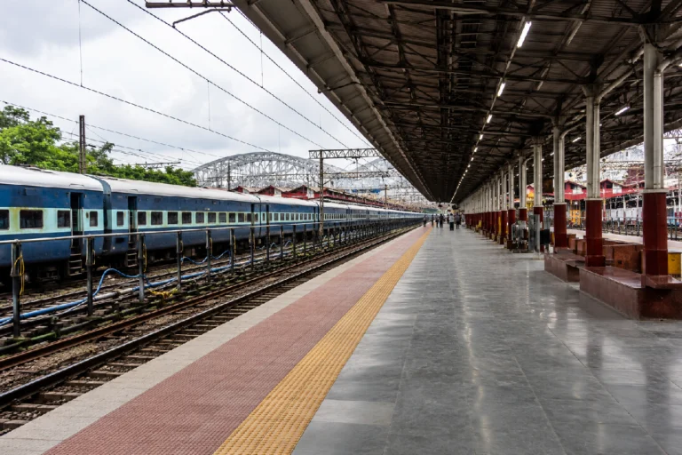হাওড়া স্টেশনে চালু হল ২৪ নম্বর প্ল্যাটফর্ম, জানুন, কী কী সুবিধা পাবেন রেলযাত্রীরা? Howrah Station Platform 24: New 635-meter railway platform with capacity for 26-coach trains and improved passenger facilities