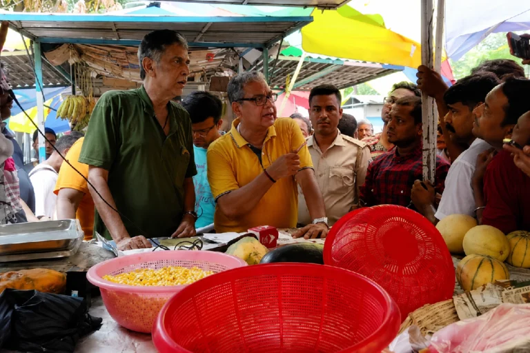 ‘চাঁদা দেবেন না, আমি আছি’— কাদের পাশে দাঁড়িয়ে কড়া হুঁশিয়ারি শারদ্বত মুখোপাধ্যায়ের Bidhannagar Extortion Allegations: BJP MLA Sharadwat Mukhopadhyay interacts with traders during his inspection at Baishakhi Market over alleged extortion and illegal collections.