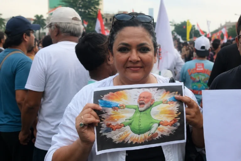 বিতর্কিত পোস্টার ঘিরে বিপাকে শ্রীলেখা, কেন তাঁর বিরুদ্ধে এফআইআর? Sreelekha Mitra FIR controversy over alleged offensive Narendra Modi poster during Kolkata student protest