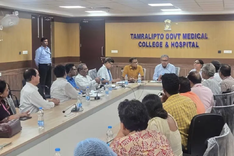 হাসপাতালে মোবাইল ফোন নিয়ে নতুন নিয়ম, কেন কড়া বার্তা স্বাস্থ্যমন্ত্রীর? Hospital Mobile Phone Ban: West Bengal Health Minister Sharadwata Mukhopadhyay inspects Haldia Subdivisional Hospital and announces stricter measures to protect patient privacy, hospital security, and discipline.