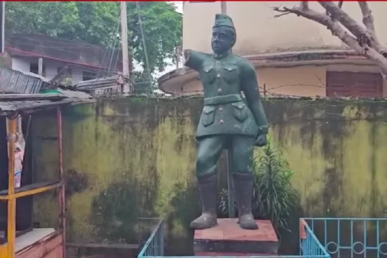 নেতাজিকে ঘিরে তোলপাড় বাংলা—মূর্তির হাত ভাঙা থেকে অনন্তর বঙ্গবিভূষণ কেড়ে নেওয়া, রাজনৈতিক সমীকরণে কী বদল? Netaji Subhas Chandra Bose statue vandalism in New Alipore and Bangabhushan withdrawal controversy involving Ananta Maharaj