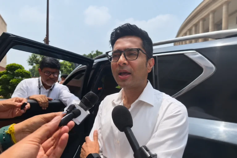 স্পিকারকে অভিষেকের হুঁশিয়ারি, বিক্ষুব্ধ সাংসদদের পদ খারিজ হবে? বিদেশে পালানোর জল্পনায় নতুন মোড় Abhishek Banerjee Speaker Ultimatum over TMC MPs and disqualification petition