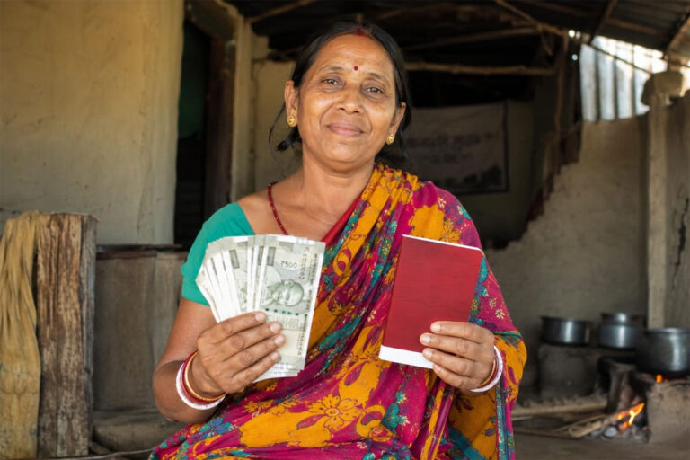১০ হাজার টাকা আয়, বাড়িতে ৩ ঘর! তবুও কি মিলবে অন্নপূর্ণা ভাণ্ডারের ₹৩,০০০? মুখ্যমন্ত্রীর নিয়ম জানুন Annapurna Bhandar Eligibility Rules: Woman checking eligibility criteria for the Annapurna Bhandar government scheme, including income and house-related requirements.