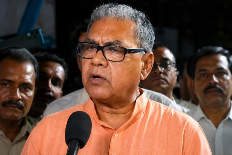 মোবাইলে নিষেধাজ্ঞার পর হাসপাতাল চত্বরে আর কী কী বন্ধ হতে চলেছে? বড় ঘোষণা স্বাস্থ্যমন্ত্রীর Hospital Mobile Phone Ban announced by West Bengal Health Minister to strengthen hospital security, protect patient privacy, restrict unauthorized mobile use, and improve discipline inside government hospitals.