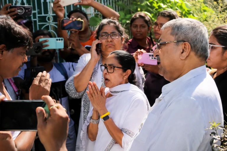 সংসদের পর এবার বিধানসভাতেও বেসুরো! ঋতব্রত-পন্থী কোন তিন বিধায়ক কালীঘাটমুখী? Ritabrata Trinamool Congress leaders at a political programme with three MLAs