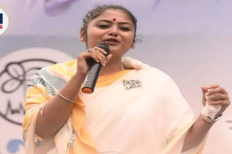 ‘গদ্দার এই অফিসে ঢুকবে না’! গড়ফায় সায়নীর কার্যালয়ে তালা, ঘাড়ধাক্কা দিয়ে বের সহকারীকে Sayani Ghosh TMC Office Protest: TMC workers protesting outside a party office used by Jadavpur MP Sayani Ghosh in Garfa, Kolkata.