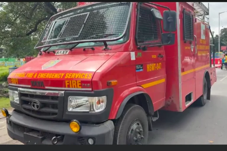 রেডরোড জুড়ে যুদ্ধের প্রস্তুতি? সারি সারি নতুন গাড়ি কেন? জানুন আসল কারণ A long lineup of modern disaster management emergency response vehicles Kolkata including fire tenders and bikes parked along Red Road for inauguration.