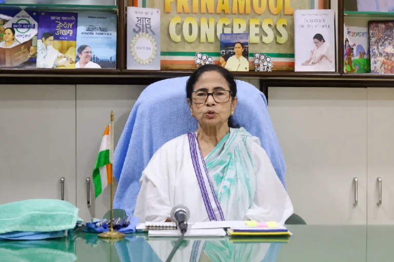 ‘গিরগিটির দল, লুটেরা দল …অর্ধশিক্ষিতের দল’—বিজেপিকে কটাক্ষ করে কেন বললেন মমতা? Mamata Banerjee BJP Attack during a political statement criticizing the BJP over recent developments in West Bengal