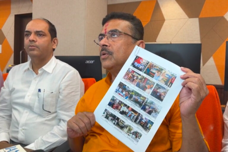 ‘আমরা ব্যর্থ নই’চোরবাগান কাণ্ডে কেন মুখ্যমন্ত্রী এইকথা বললেন? Chorbagan Stampede Doctors Controversy – Editorial illustration of hospital doctors and emergency healthcare services following questions about duty hours and medical treatment arrangements for stampede victims.