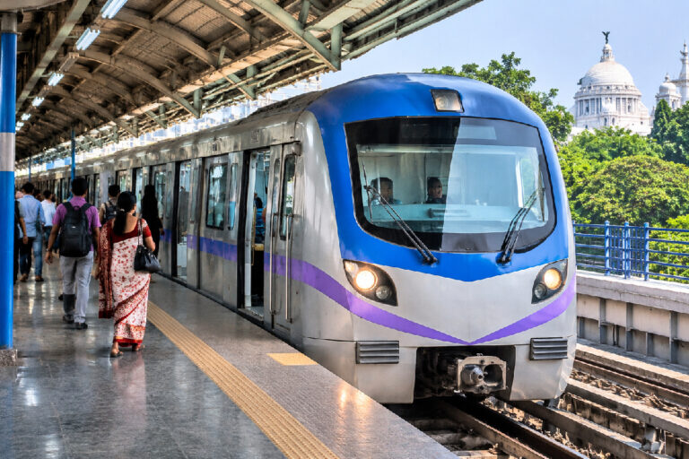 রবিবার ৯ ঘণ্টা বন্ধ কলকাতা মেট্রোর একাংশ! কোন স্টেশন পর্যন্ত চলবে ট্রেন, কখন মিলবে প্রথম ও শেষ মেট্রো? Kolkata Metro Blue Line Service Update – A Kolkata Metro train at a station platform, illustrating the reported nine-hour service suspension between Shahid Khudiram and Maidan stations on Sunday, November 1, 2026, due to maintenance work.